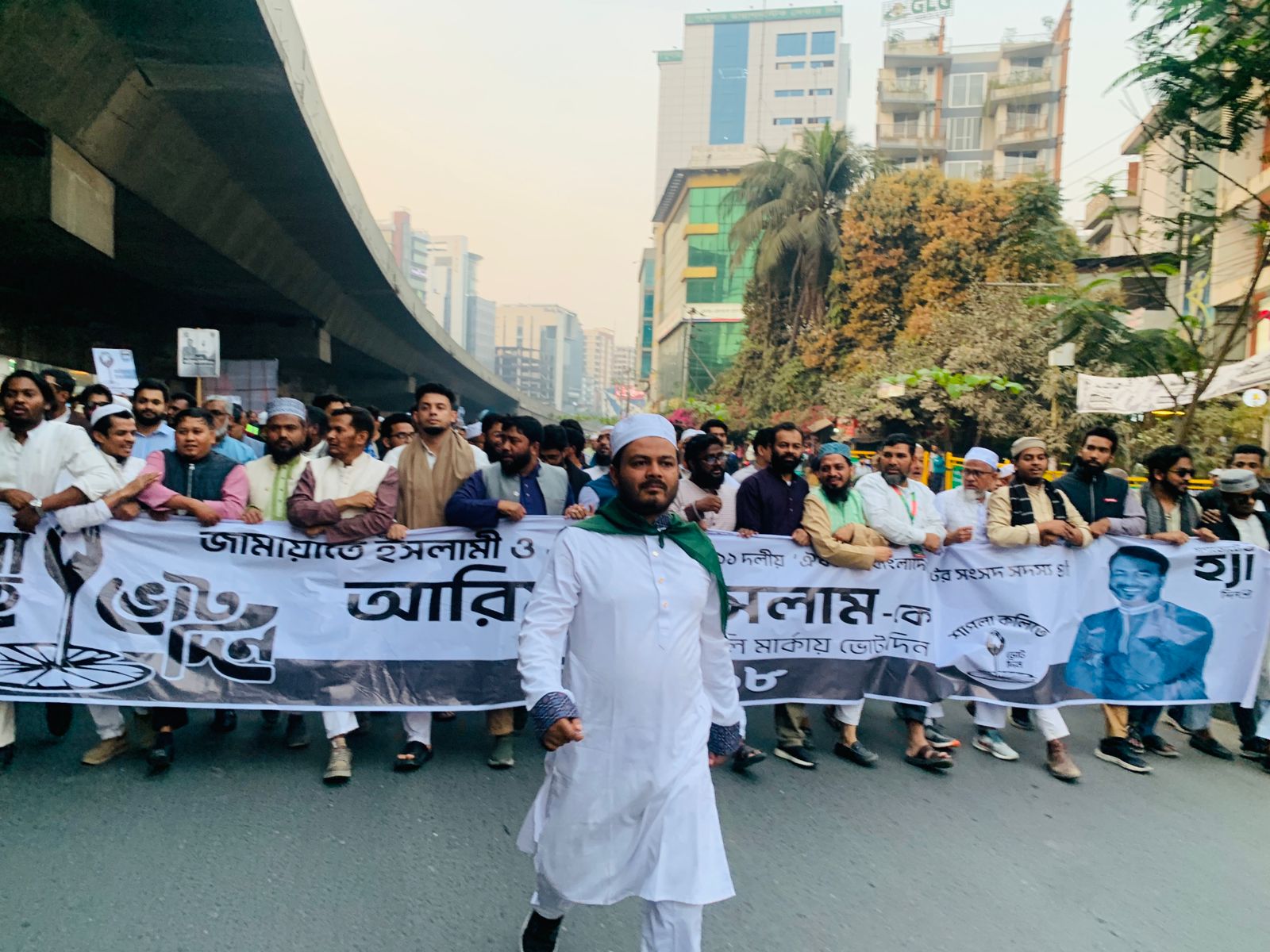 ঢাকা ১৮ আসনে ১১ দলের মনোনীত প্রার্থী আরিফুল ইসলামের নেতৃত্বে গণমিছিল।